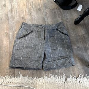 Excellent condition. Cute bows at pockets